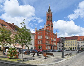 Marktplatz mit rotem Rathaus im Sommer. 