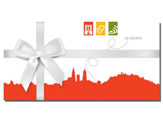 Ansicht des Geschenkgutscheins für das Kamenzer Stadttheater. Er gilt für die Waren und Tickets der Kamenz-Information. Auf dem Gutschein ist eine Schleife und die Stadtsilhouette.. 