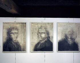 Auf diesem Foto sind drei gerahmte Kaltnadelradierungen der Künstlerin Claudia Berg abgebildet. Die Radierungen waren zur Sonderausstellung nebeneinander im Malzhaus Kamenz ausgestellt. Das Bild ist ein Beispiel für Ausstellungen im Kamenzer Malzhaus.. 