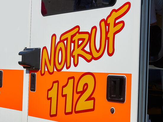 Eine Wagentür mit der Aufschrift Notruf 112 in großer knalliger Schrift. Symbolbild für Notfall und Rettungsdienst.. 