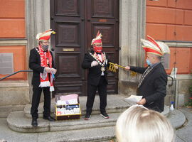 Oberbürgermeister überreicht symbolischen Rathausschlüssel an den KKC. 