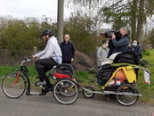 Enrico Wenzel auf dem Rad beim Start zu seiner Fahrradtour. 