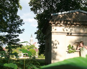 Bönischpark mit Gartenfee am Mausoleum, im Hintergrund Turm der Hauptkirche St. Marien. 