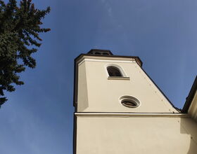 Blick von unten auf den kleinen Kirchturm der katholischen Kirche. 