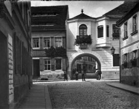 Schwarzweißfotografie vom Klostertor um 1920. 