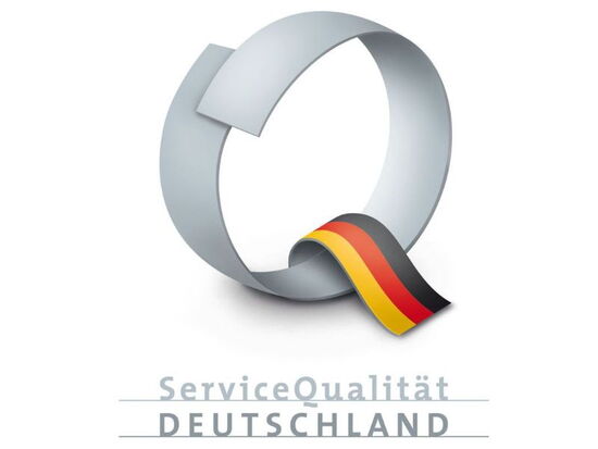 Logo der ServiceQualität Deutschland. Ein großes Q mit einer Deutschlandfahne im Buchstaben. Beispiel für die Zertifizierung der Kamenz-Information.. 