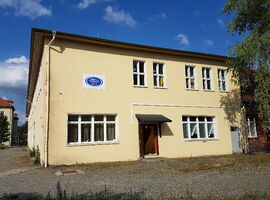 Hostel jo-si Gebäude mit Eingangstür und Schild an der Wand.. 