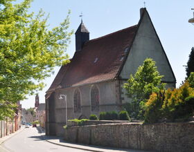 St. Just-Kirche Rückseite und Blick auf das Rathaus. 