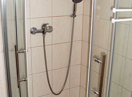 Dusche im Badezimmer der Familie Voigt.. 
