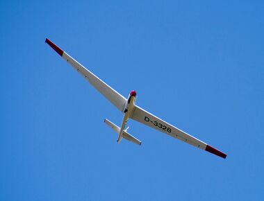 Ein Segelflugzeug von unten vor hellblauem klaren Himmel. Beispielbild für das Flugplatzfest in Kamenz. Beispiel für externe Veranstaltungen in Kamenz und Projekte Dritter.. 