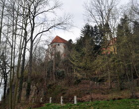 Blick von unten auf die Katechismuskirche Kamenz im Herbst. 