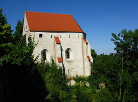 Katechismuskirche von Außen Kamenz im Sommer, grüner Wald und blauer Himmel. 