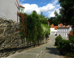 Mönchsmauer Blick von oben herab auf die entlangführenden Stufen Richtung Wallstraße. 