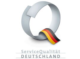 Logo der ServiceQualität Deutschland. Ein großes Q mit einer Deutschlandfahne im Buchstaben. Beispiel für die Zertifizierung der Kamenz-Information.. 