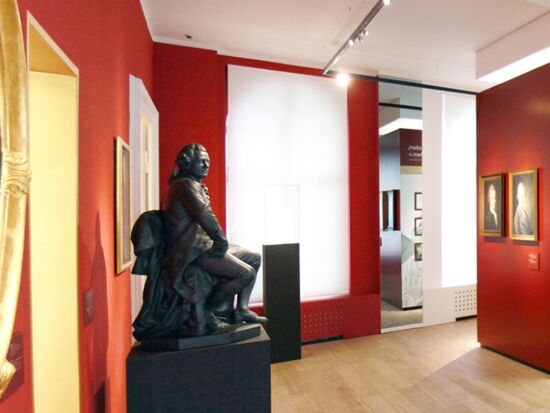 Innenansicht des Kamenzer Lessing-Museums mit Lessing-Skulptur im Vordergrund. Beispielbild für die Dauerausstellung im Lessing-Museum und als Beispiel des Museumswesens in Kamenz.