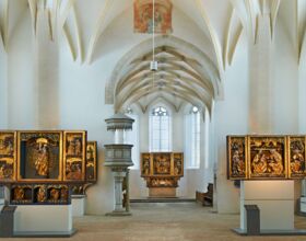 Fünf beleuchtete Schnitzaltäre in der Klosterkirche / Sakramuseum St. Annen bei Tag
