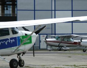 Hanger mit Flugzeugen auf dem Kamenzer Flugplatz. Links im Vordergrund ist seitig ein Segelflugzeug mit dem Logo MDR Radio Sachsen zu sehen. Rechts im Hintergrund weitere Flugzeuge. Beispielbild für Freizeiteinrichtungen in Kamenz.