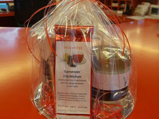 Ein Beispiel für ein gepacktes Geschenkset der Kamenz-Information. Hier mit Hutberghonig, Kamenzer Früchtchen-Tee und einer Kamenz-Tasse. Geschenkidee aus Kamenz.