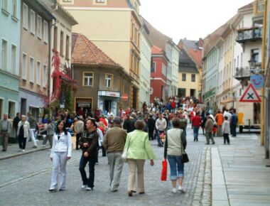Einkaufsfest in Kamenz als Beispiel für Shopping-Aktionen der City-Inititative. Zahlreiche Besucher bummeln die Bautzner Straße in der Kamenzer Altstadt entlang.