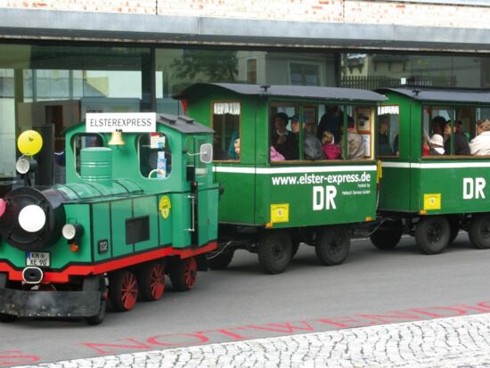 Elsterexpress - kleine grüne Lok mit 2 Anhängern für Stadtrundfahrten
