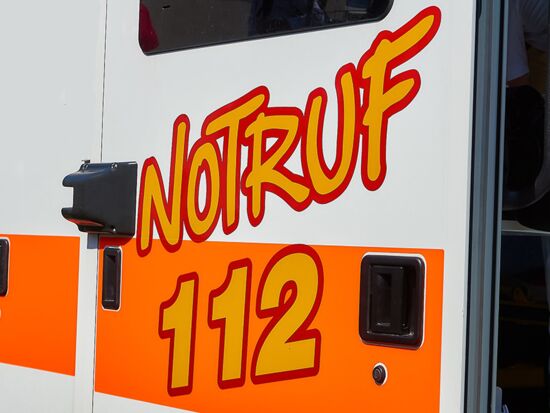 Eine Wagentür mit der Aufschrift Notruf 112 in großer knalliger Schrift. Symbolbild für Notfall und Rettungsdienst.