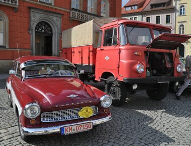 Zwei Oldtimer zur Rallye in kamenz. Ein roter Wartbrug und ein historisches Feuerwehrauto daneben. Beispiel für externe Veranstaltungen in Kamenz und Projekte Dritter.