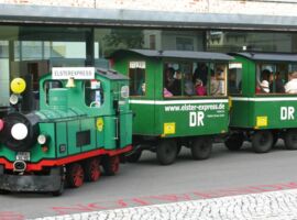 Elsterexpress - kleine grüne Lok mit 2 Anhängern für Stadtrundfahrten