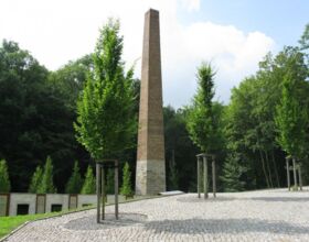 Gedenkstätte Herrental - Außenlager des KZ Groß-Rosen von 1944. Schornstein des ehemaligen Gebäudes sowie Gedenktafeln mit den Namen der Verstorbenen.