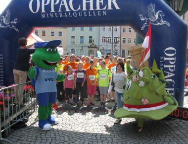 Stadtmaskottchen Kami und VVO Maskottchen Mobilius geben den Startschuss für das Rennen der Kinder beim Lausitzer Blütenlauf. Dies ist eine Disziplin des großen Sportevents in Kamenz im Mai.