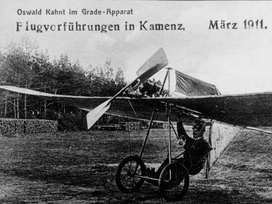 Schwarzweiß Fotografie einer Flugvorführung von Oswald Kahnt 1911