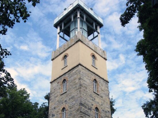 Blick von unten auf den Lessing-Turm welcher sich auf dem Hutberg befindet