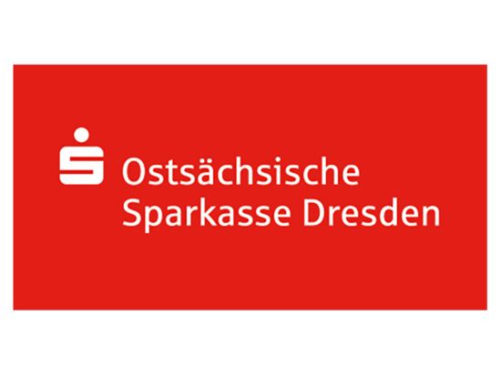 Logo / Titelbild der Ostsächsischen Sparkasse Dresden. Weißes Sparkassenlogo in Form eines S mit einem Punkt darauf sowie weißer Schriftzug daneben auf rotem Grund. Sinnbild für die Sparkasse.